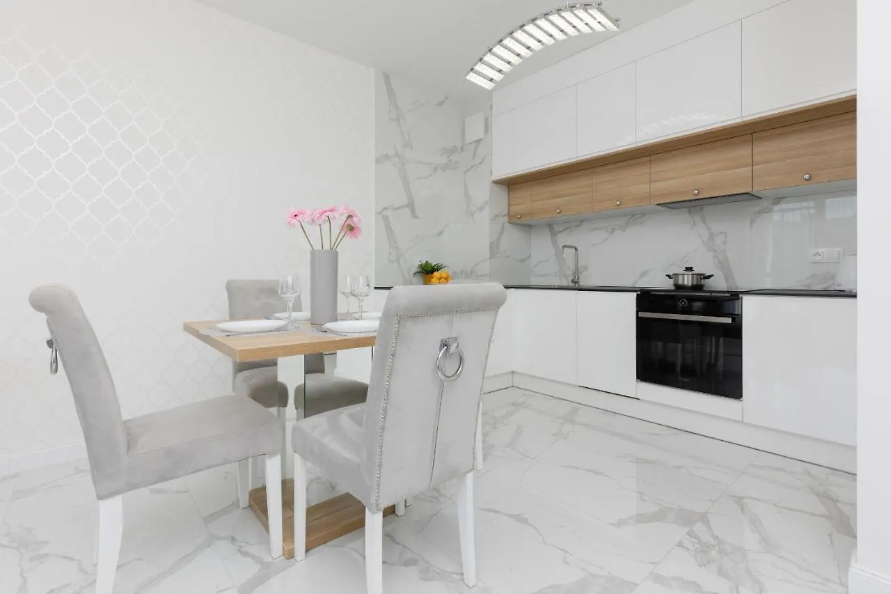 Praga Arte Apartments With Parking & Balcony By Noclegi Renters Warszawa
